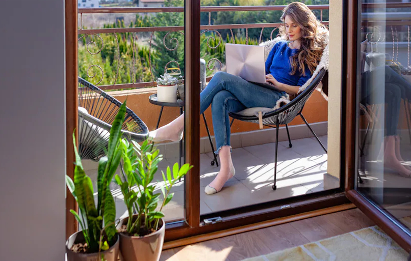 在輕鋼別墅陽(yáng)臺(tái)上讀書(shū)的女人