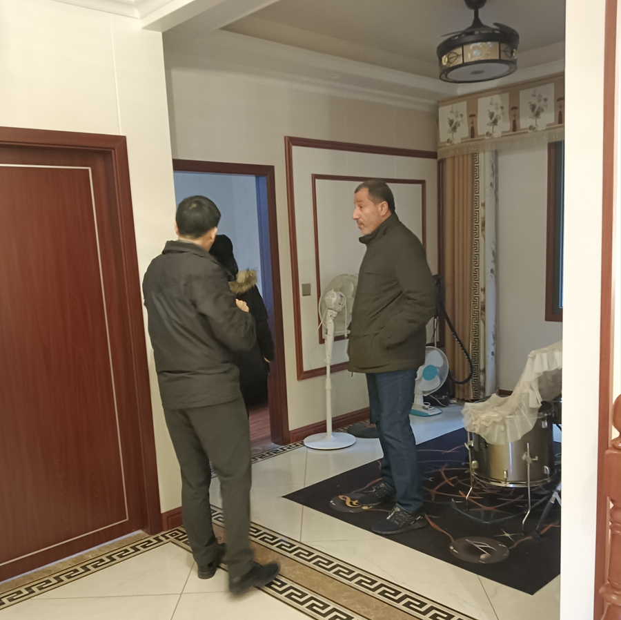 迪拜合作伙伴在會議室準備交流